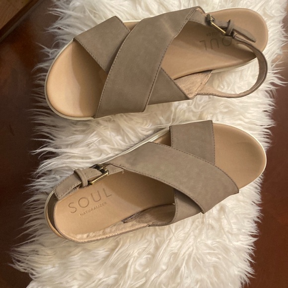 Tan-light brownish Naturalizer sandals. - Picture 1 of 7